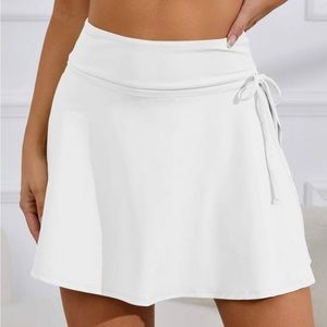 🤍 Casual/sporty skort with adjustable tie and split hem with attached shorts